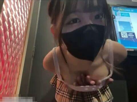 「人が来る…ノーブラでドリンクバー行ってみる？」制服巨乳ドマゾ美女がカラオケ店で露出エロ配信！ライブチャット