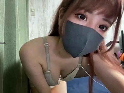 「脱いじゃったw半ケツwエッチしたいです！」ノリノリ美乳痴女！ライブチャット