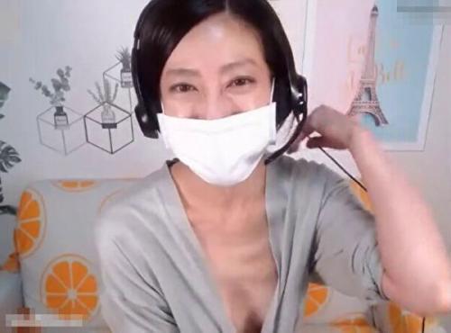 「固くなってるんでしょ？押し付けてそのままオマ◯コに挿れてほしい！」淫語連発ドマゾ淫乱奥様！ライブチャット