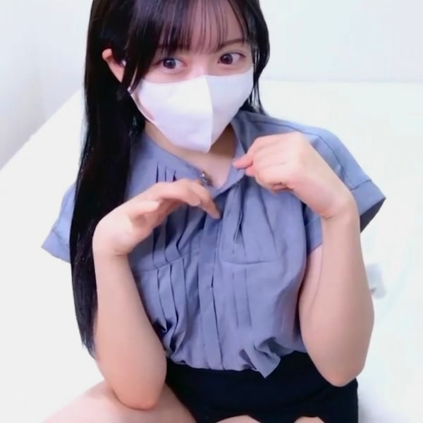 【エロライブチャット】目パッチリ黒美髪ロング薄青ブラウス姿ＳＳＳ級マスク美人エロチャット！続きの後半エチ✕２花柄下着＆カメラ目線で顔面接写だぞ！横画面◎
