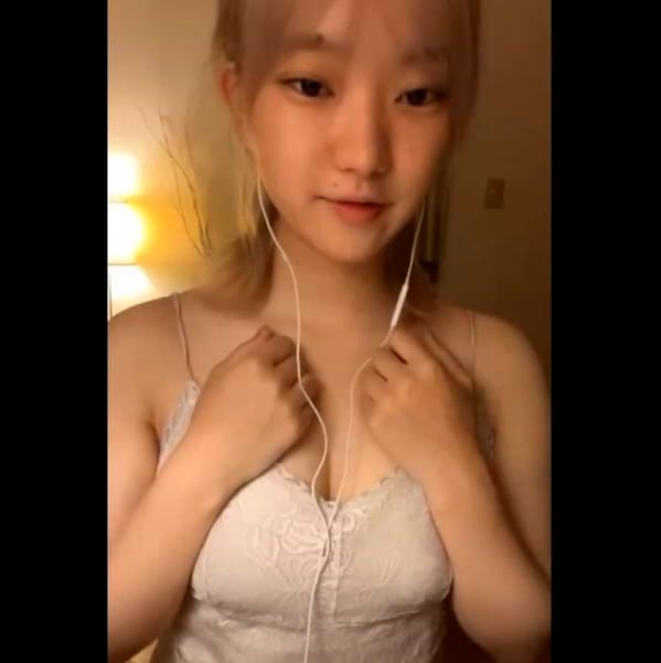 【エロライブチャット】白色ネグリジェ自宅姿の金色まとめ髪カワイイ系あどけない合法女子エロチャット！超接写半脱ぎ指イジりオナ！白レース下着◎販売元削除済◎