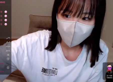 素人のショートヘア美少女JDがリモチャ部屋でオマンコの遠隔バイブに感じちゃうオナニー配信ｗｗｗ【ライブチャット動画】